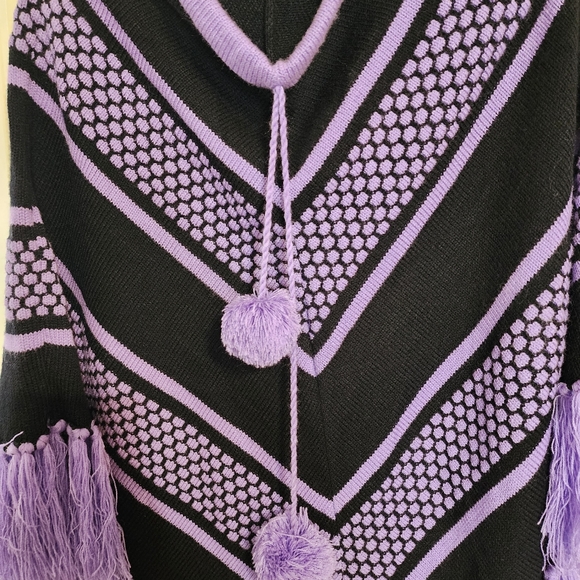 Gorgeous V neck oversized Poncho - Picture 8 of 8